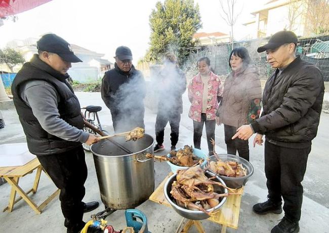 热心居民连续三天 帮街坊卤菜过年 “分文不取，只收大家微笑”