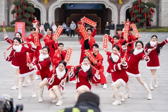 湖北宜都：三峡千古情景区“国潮非遗”年味浓惹人游