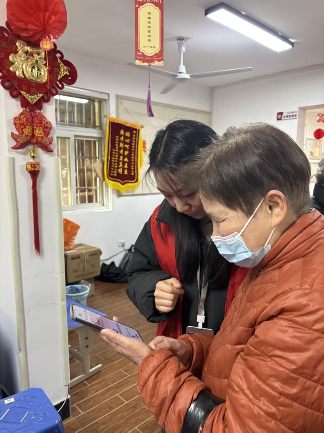 学雷锋 践初心 武昌工学院学子携“豆包”进社区开展智慧助老志愿服务