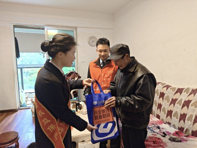 兴业银行武汉分行：“兴公益”上门送暖意 银社同行护桑榆