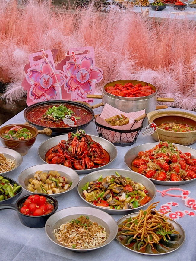 巴厘龙虾第二十届开虾节启幕 开江·开花·开鲜虾：以美食IP赋能城市春日文旅