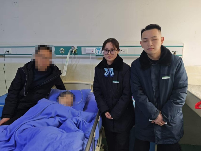 母亲病重昏迷，密码忘了咋办？他们的举动太暖心