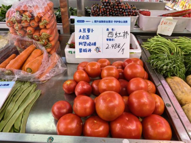 “3·15”金融宣教——“菜篮子”牵手“钱袋子”,方言提示牌让百姓“安心消费”