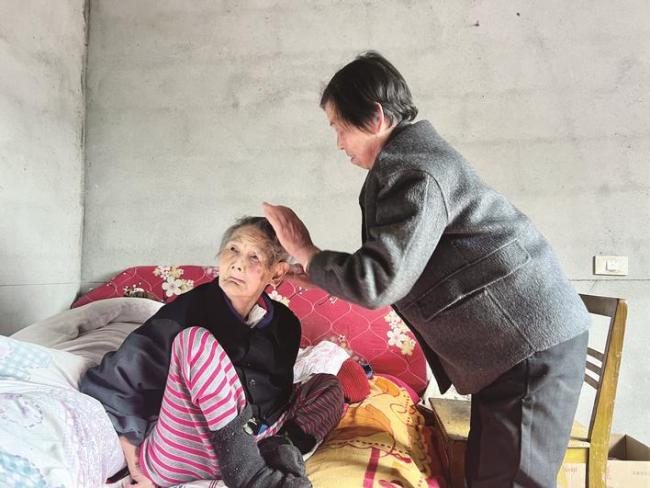 保康一农妇45年来悉心照料3位卧床老人，她常对乡邻们说——  善待老人就是善待明天的自己