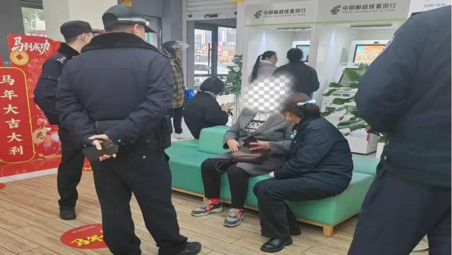 刚救完晕倒阿姨，又拦下“投资导师”！邮储员工：这钱不能取！