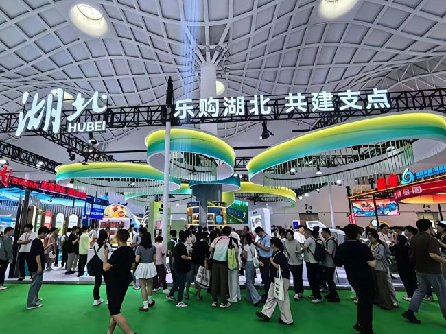 蛇通酒闪耀第六届消博会｜景川药业与海南黄灯笼食品签约 共拓大健康新路径