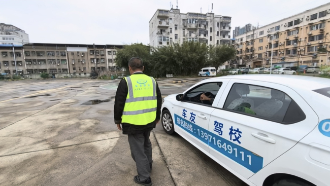 大学生兴起学车热 多个寝室组团考驾照