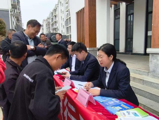 “金融赶集”暖人心  邮储服务“邻”距离