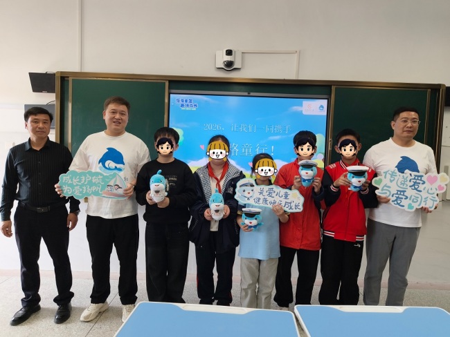 爱心护航毕业季 殷殷期许启新程——富德生命人寿十堰中支再次看望南化塘小学受助儿童