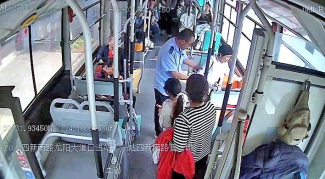 一通市民服务热线电话 揭开一段暖心故事  盲人乘客独自出行 武汉公交暖心帮扶