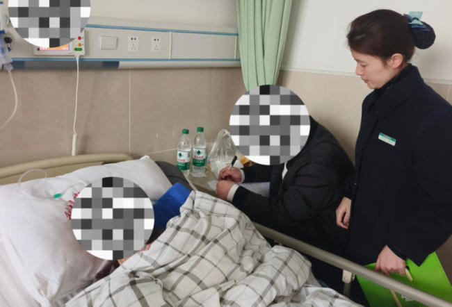 邮储银行利川市支行为九旬老人把柜台“搬”进病房