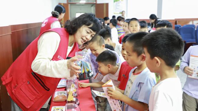 “警”彩过六一 青山公安送“平安大礼包”护童心