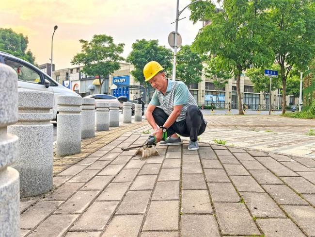 两个多月来，义务拔除路面上遗留的三千多枚铁钉  黄石有位年过花甲的“拔钉侠”