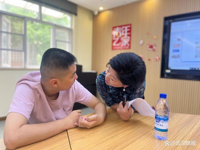 孤独症孩子如何融入社会?一位妈妈26年真实突围:从“下楼倒垃圾”开始