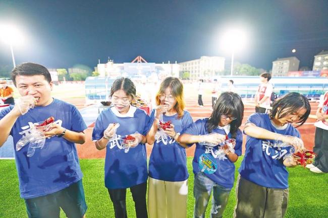 0比1，潜江输球不输“局”：  15分钟龙虾秀，让一座城市出圈