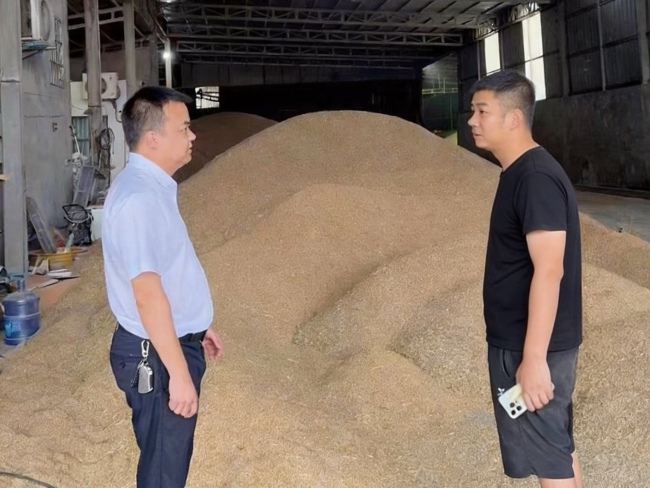 与暴雨赛跑  邮储银行荆门市分行全力保障夏粮夏油抢收