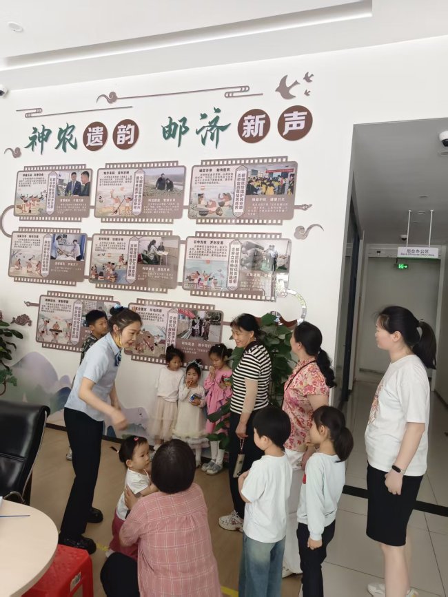 邮储银行随县支行依托特色文化网点举办六一活动