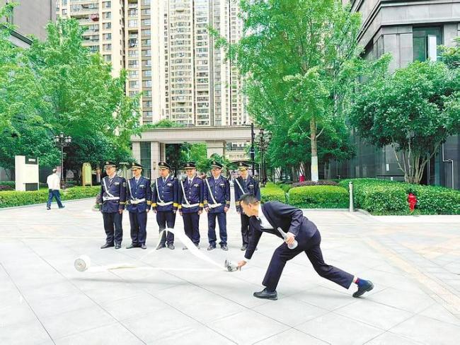 退伍军人扎根物业14载，先后救下3名业主  救人那一刻，他曾在6楼外墙檐生死一跃