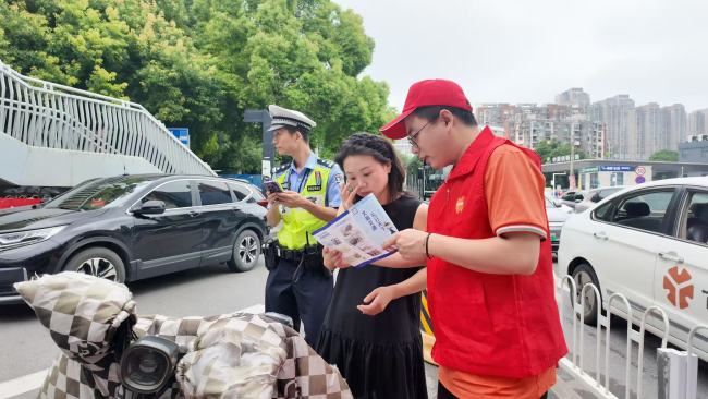 答题学安全 头盔暖心送！平安产险湖北分公司联动交警创新电动车交通宣教新模式  