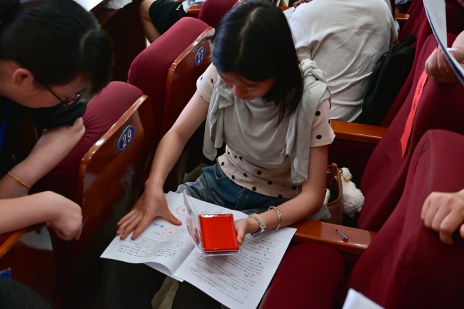 到祖国和人民最需要的地方去！149名新生签约黄冈师范学院“荆楚优师计划”