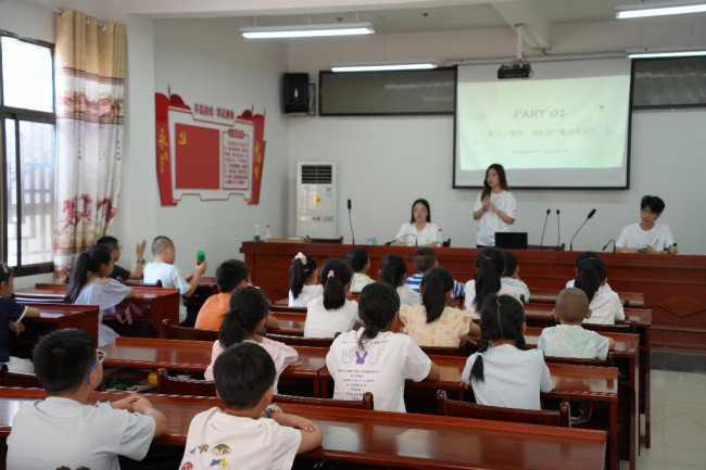 法治之音润荆楚 推普强音响长阳 ——湖北大学“声韵土家语润长阳“推普实践团走进宜昌长阳贺家坪村开展普通话普法课堂
