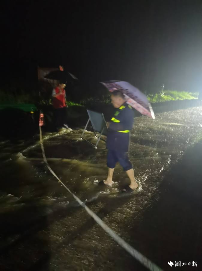 从雨夜11点到凌晨2点，记者现场直击：乡镇干部与民警彻夜值守、冒雨抢险