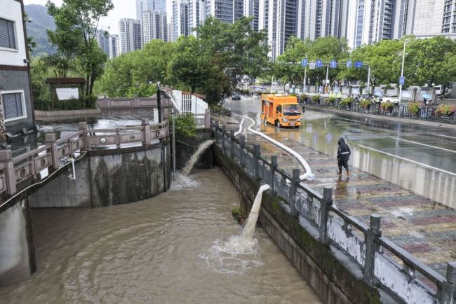台风“白海豚”致强降雨 多地积极应对