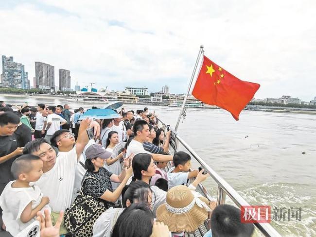 暑期出游热 武汉轮渡人气8月持续走高