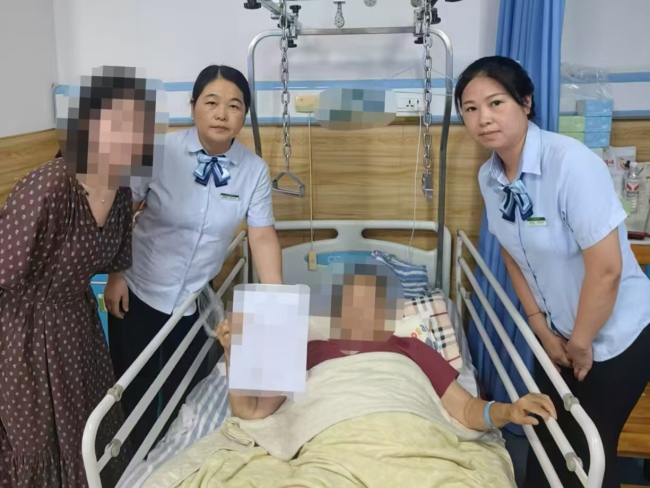病床前办业务!邮储银行潜江市支行紧急上门为八旬骨折老人解难题