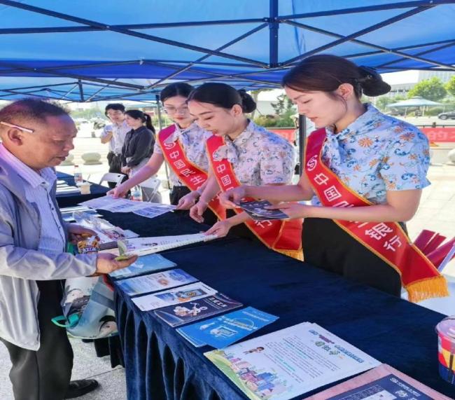 金融下乡护民生 反诈宣传进乡村 民生银行孝感支行开展“金融知识进村助老”公益活动