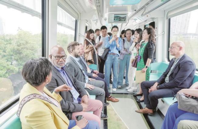 参加2026武汉国际友好城市合作大会的市长与代表走进三镇各地  外国嘉宾给武汉江豚保护打满分