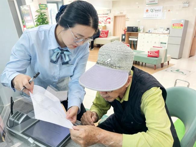 老人表达困难,邮储银行宜昌这家网点用纸笔陪他办完业务