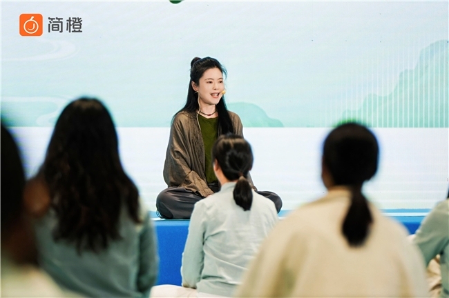 简橙瑜伽毕业营：从线上到线下，一场属于“银龄瑜伽人”的毕业礼