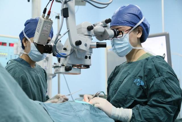 10岁女孩半年近视降了100度，医生：她做对了这三件事