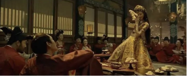 影視劇中唐代飲宴歌舞的場麵。來源/電影《妖貓傳》截圖