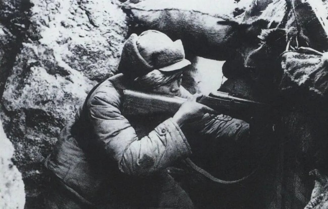 上图_ 上甘岭战役中， 志愿军战士依托坑道射击