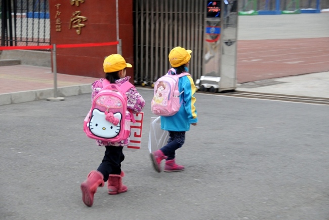 中国で小学生のカバンの重さが10キロ超も 調査結果に注目
