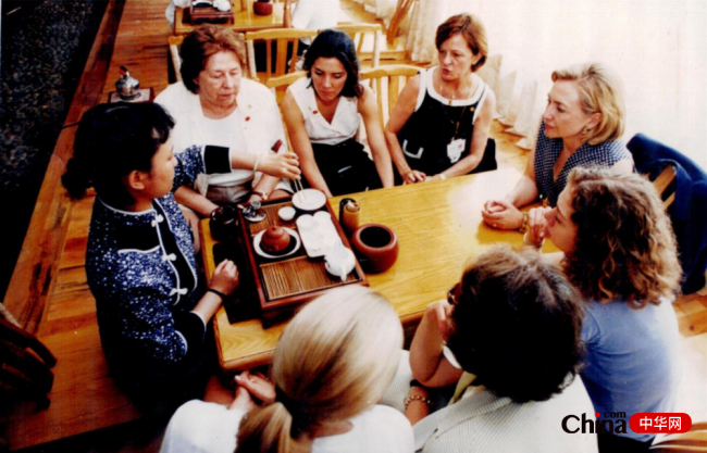 1998年7月2日，美国总统克林顿夫人希拉里在桂林对外图书交流中心
