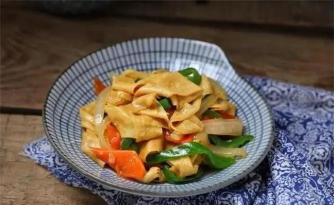 家常油豆皮超好吃的做法，鲜美软嫩入味，开胃又下饭，次次都光盘