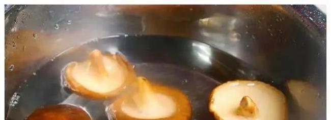 一把芹菜几朵香菇，炒出全家抢着吃，10分钟上桌超下饭