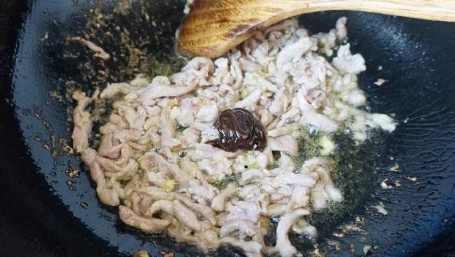 家常菜也能惊艳全家？蒜苔肉丝炒拉皮，30块吃出幸福感