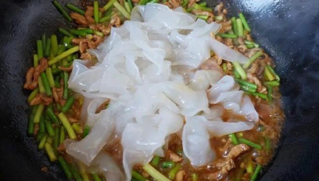 家常菜也能惊艳全家？蒜苔肉丝炒拉皮，30块吃出幸福感