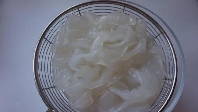 家常菜也能惊艳全家？蒜苔肉丝炒拉皮，30块吃出幸福感