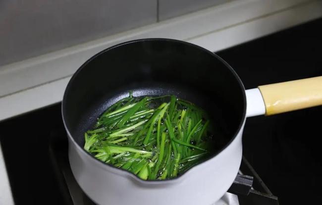 三分钟学会网红葱油面，简单一勺酱汁，香到邻居敲门问！