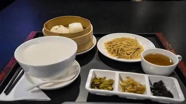 外国人惊叹中国菜鸡肉牛肉软，背后烹饪秘诀让人服气？