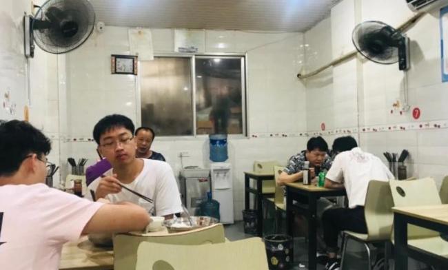 成都街头冒菜王，排队40分钟才吃到，味道却让全城疯狂