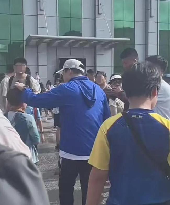 霍启刚冒雨带儿逛军营！擦汗一幕暖人心，11岁儿子独立了吗？