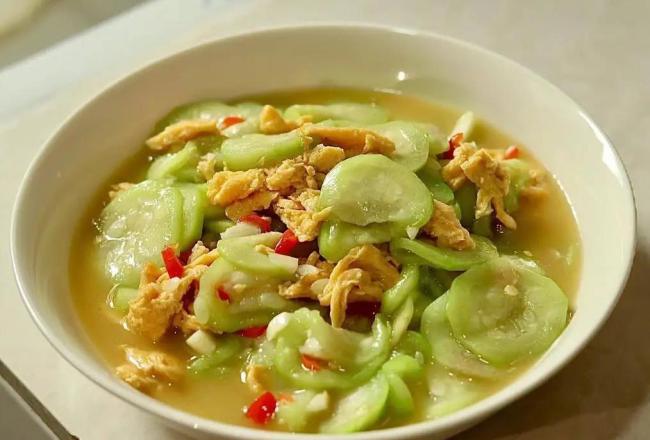丝瓜炒鸡蛋10分钟上桌，鲜嫩下饭，美容清热全家爱？