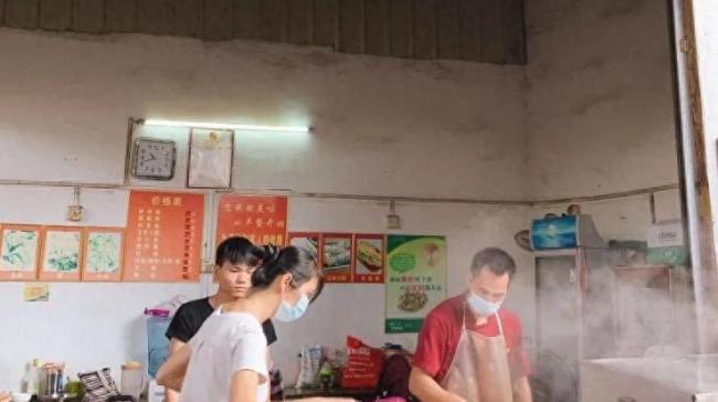 巷子深处肠粉店，30年不涨价，老板脾气却吓跑人？