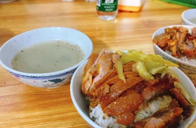 凌晨三点排队吃猪脚饭，冷冻猪脚香到爆，8块钱真值？